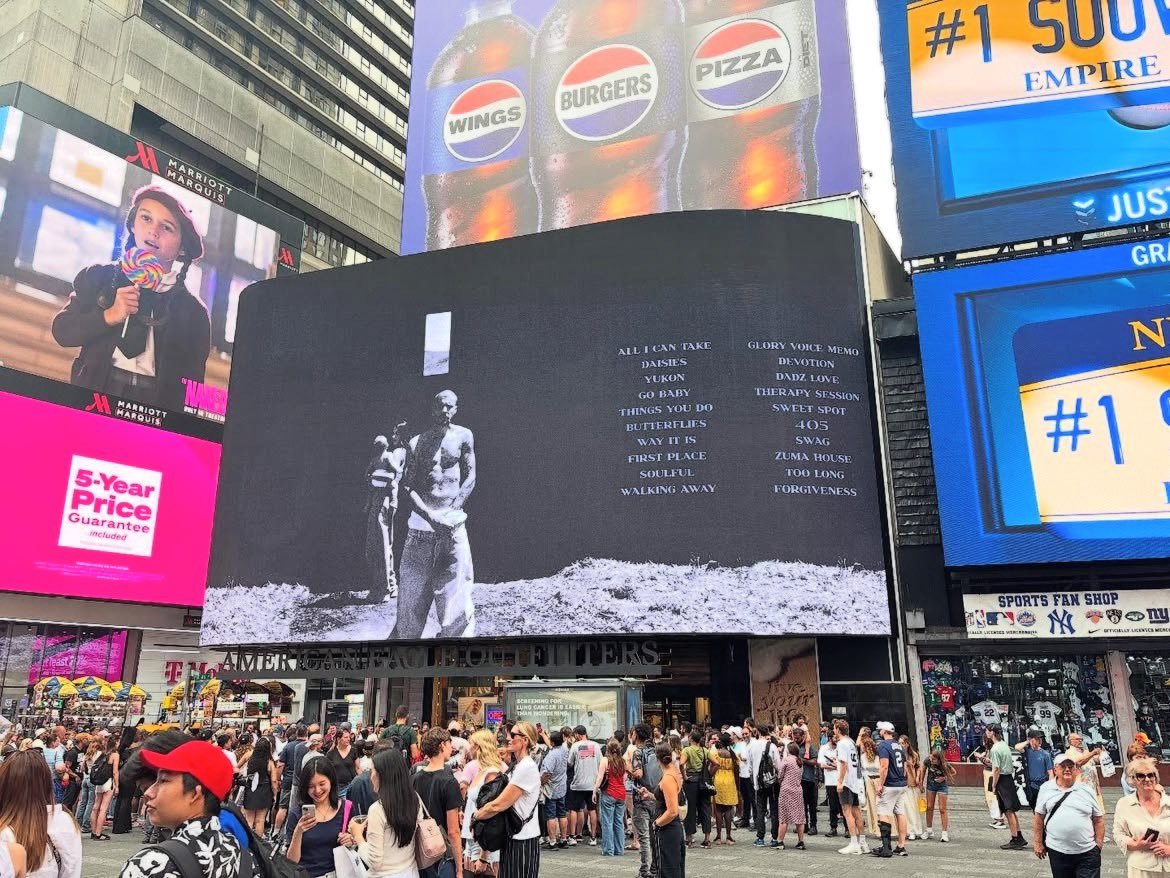 rapworldbr's tweet photo. JUSTIN BIEBER ACABA DE POSTAR EM SEU INSTAGRAM, OUTDOOR COM TRACKLIST OFICIAL DO SEU NOVO ALBUM "SWAG".

O Álbum vai contar com 20 Faixas, e é esperado que seja lançado as 1:00 dessa Madrugada. https://t.co/ITKbZfedJ5