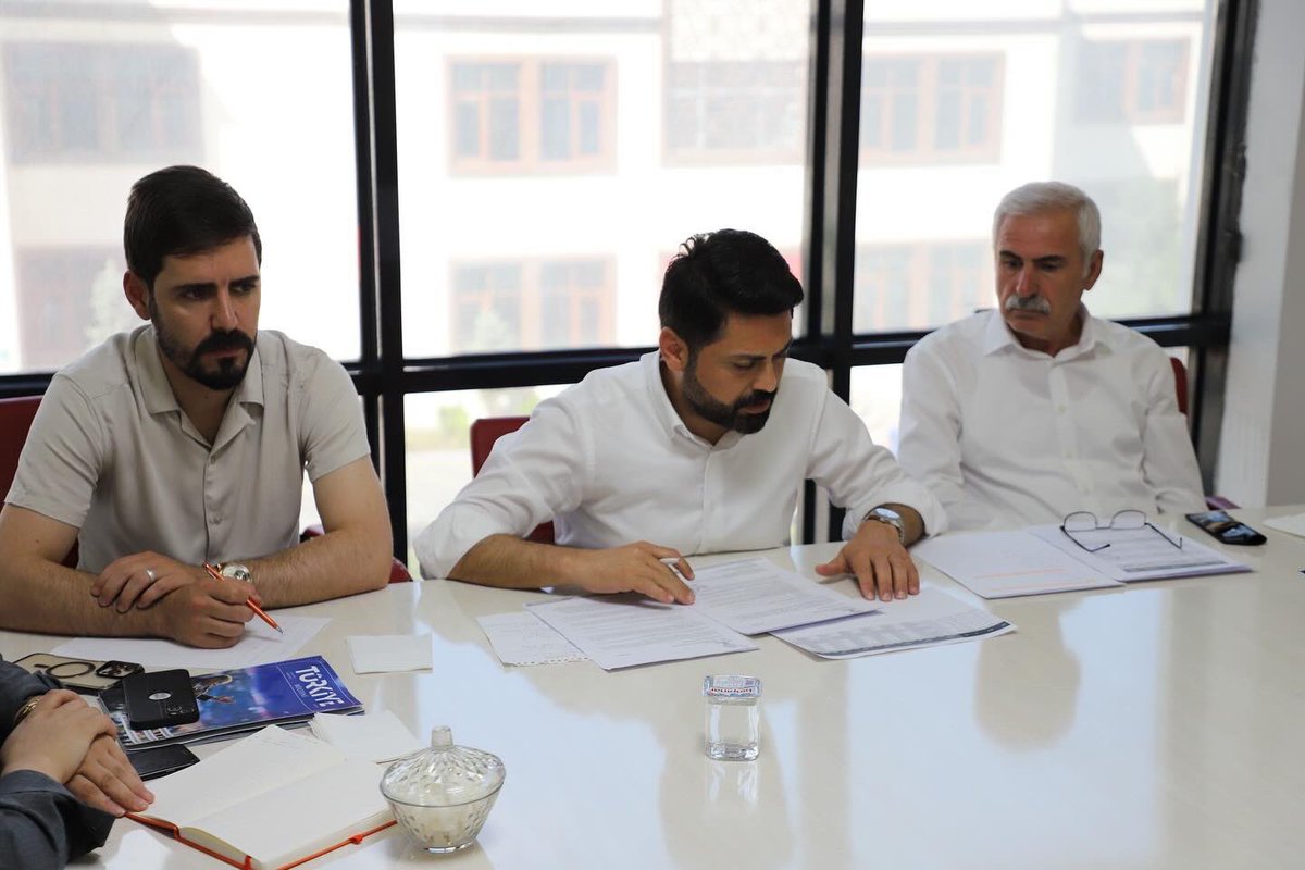 AK Parti Bingöl İl Başkanımız Yılmaz Seven’in başkanlığında; İlçe Başkanlarımızın, İl Kadın Kolları Başkanımızın ve İlçe Koordinatörlerimizin katılımıyla il başkanlığımızda verimli bir istişare toplantısı gerçekleştirdik. Gerçekleşen toplantıya Genç İlçe Başkanımız Sait Kolak da