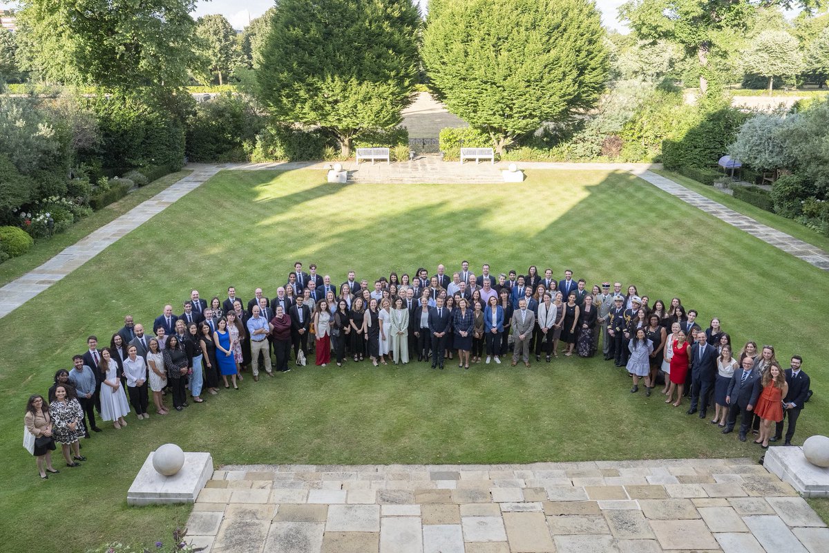 AmbDuchene's tweet image. With President @EmmanuelMacron and my team @FranceintheUK at the French residence in London. Grateful to the remarkable collective effort behind the State Visit and the 37th 🇫🇷🇬🇧 Summit.
Thanks & congrats to my wonderful team for the organisation of this historical State Visit!