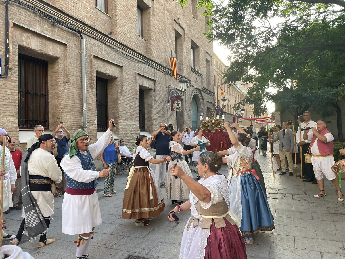 🚙Tradicional ronda de cotxes i benedicció al carrer Alboraia de València per la festa de Sant Cristòfol🛵