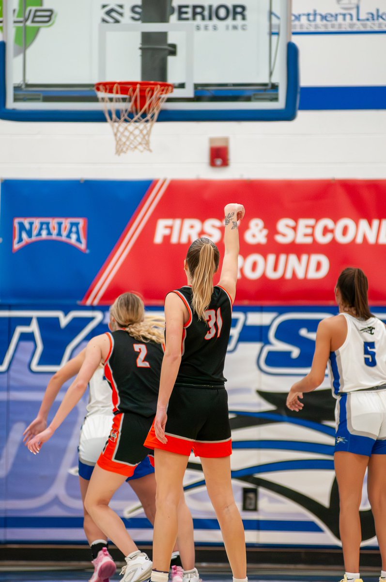 INTechWBB's tweet image. It’s Throwback Thursday and we are throwing it back to a special memory from season in our first round at the NAIA national tournament where we matched up with our cross town rivals in a battle of Fort Wayne that ended in a 64-60 win Warriors on top!!!#techyeah🧡🖤