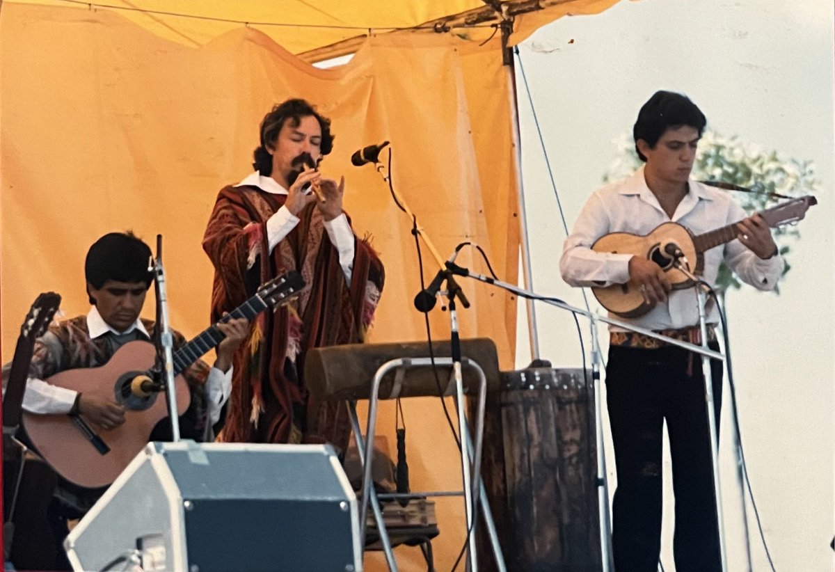 Los Folkloristas 
Recuerdo del año 1985.
Presentación en Vancouver ante más de 10,000 personas.