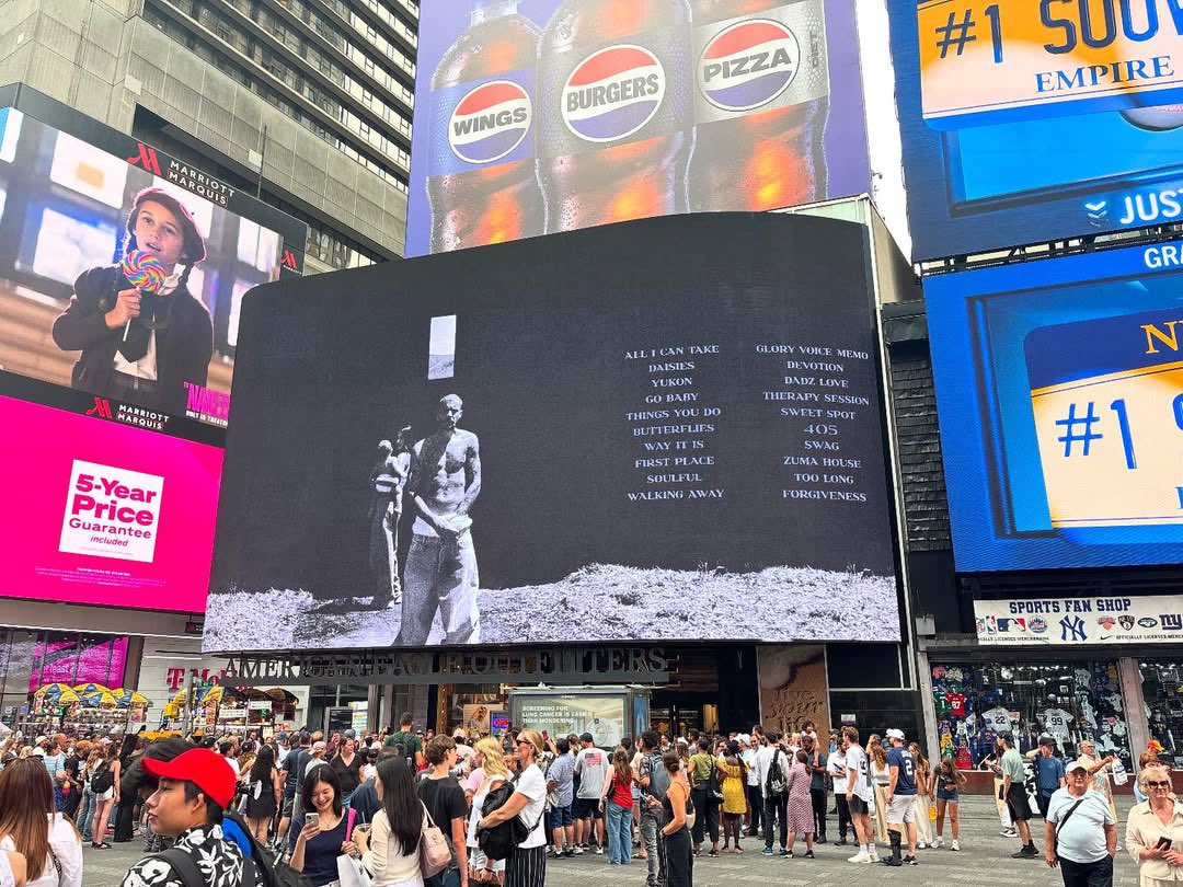JBCrewdotcom's tweet photo. Justin Bieber unveiled the tracklist of his new album on a Billboard. https://t.co/wkc8q6Jf3R