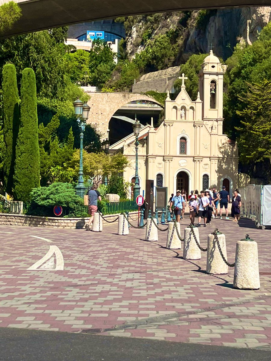 地中海に面したコート・ダジュールの宝石、モナコ公国。世界で2番目に小さなこの国は、モナコGPでも知られる富裕なリゾート地。年間を通して過ごしやすい気候ですが、今は強い日差しが肌に刺さるよう。そんなモナコのリアルな“今”をお届けします。