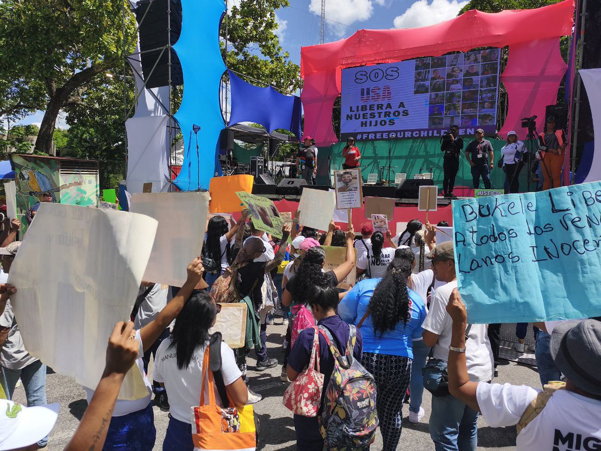 Daniel Méndez (@danielmendezp8) on Twitter photo Liberen a nuestros niños
No es 1, Maikelys llegó. No son 18, 19, 25. Hasta el momento sabemos de 27 niños migrantes venezolanos secuestrados en Estados Unidos, separados de sus padres que fueron deportados o presos en El Salvador
Venezuela marcha y exige🗣️#FreeOurChildren <a href="/ONU_es/">Naciones Unidas</a> Liberen a nuestros niños
No es 1, Maikelys llegó. No son 18, 19, 25. Hasta el momento sabemos de 27 niños migrantes venezolanos secuestrados en Estados Unidos, separados de sus padres que fueron deportados o presos en El Salvador
Venezuela marcha y exige🗣️#FreeOurChildren <a href="/ONU_es/">Naciones Unidas</a>