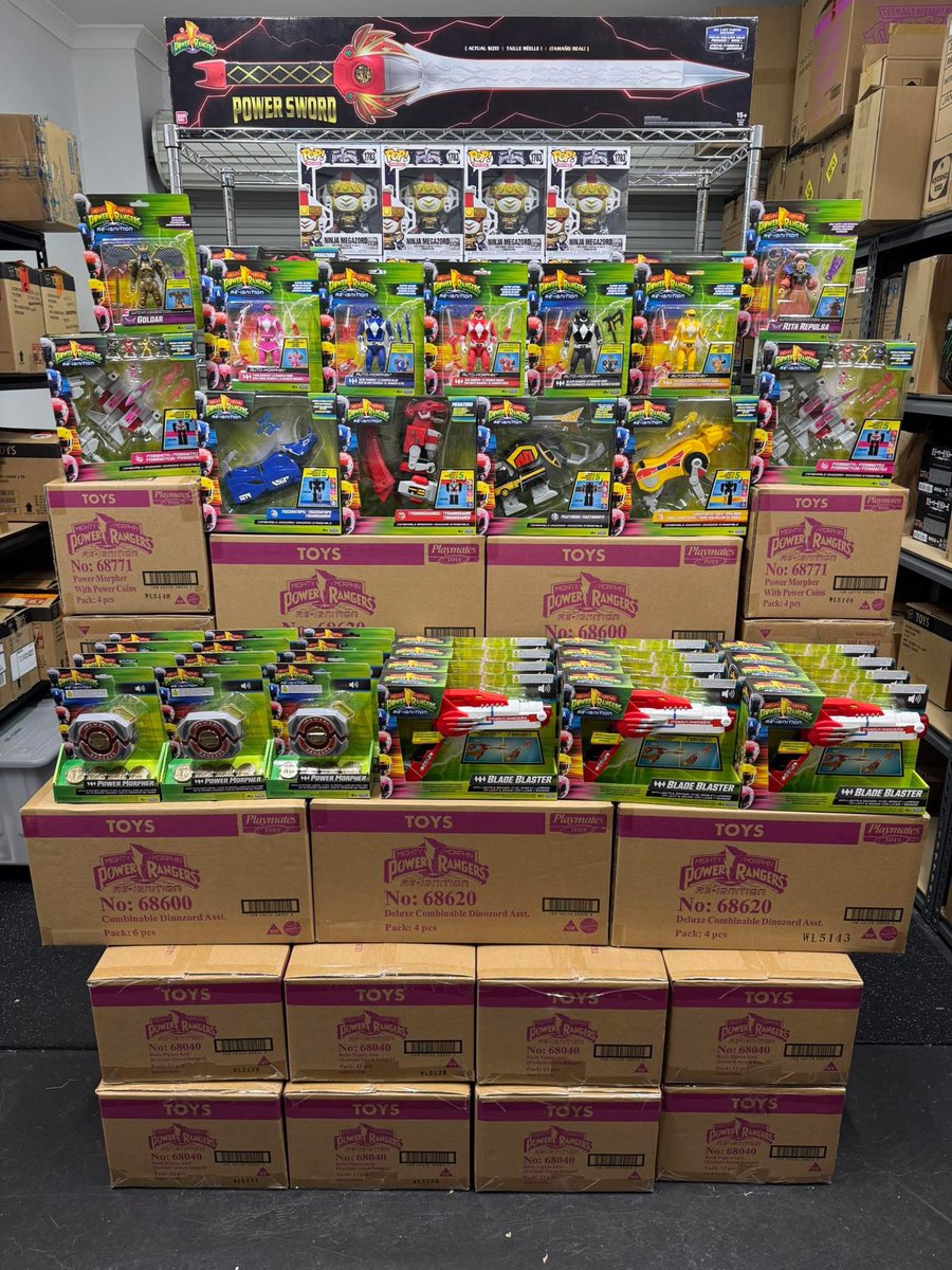 LightningC2021's tweet image. Making their way to shelves at Angel Grove collectibles #PowerRangers @PlaymatesToys