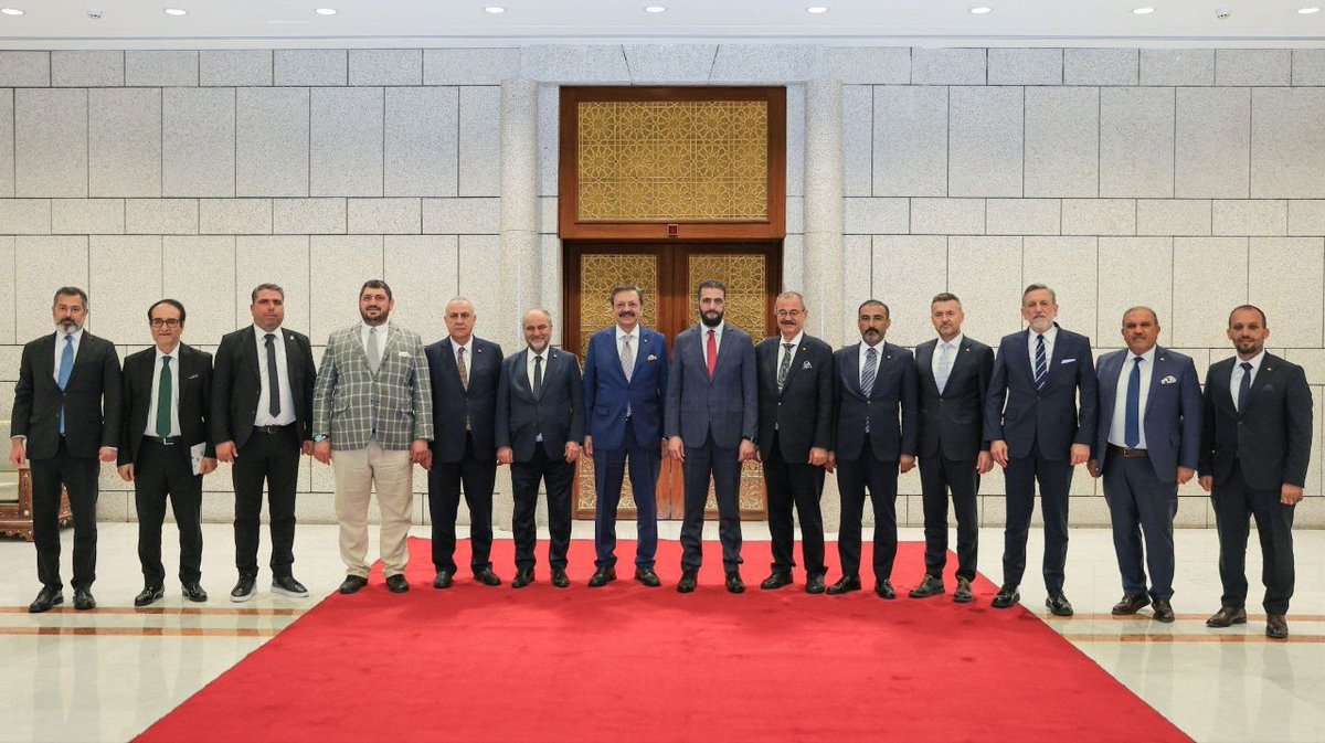 SyPresidency's tweet image. استقبل السيد أحمد الشرع، رئيس الجمهورية العربية السورية، وفدًا من اتحاد الغرف والبورصات السلعية في تركيا (TOBB)، برئاسة السيد رفعت حصارجيكلي أوغلو، رئيس اتحاد الغرف والبورصات التركية ورئيس الاتحاد العالمي للغرف (WCF)، وذلك في قصر الشعب بالعاصمة دمشق…