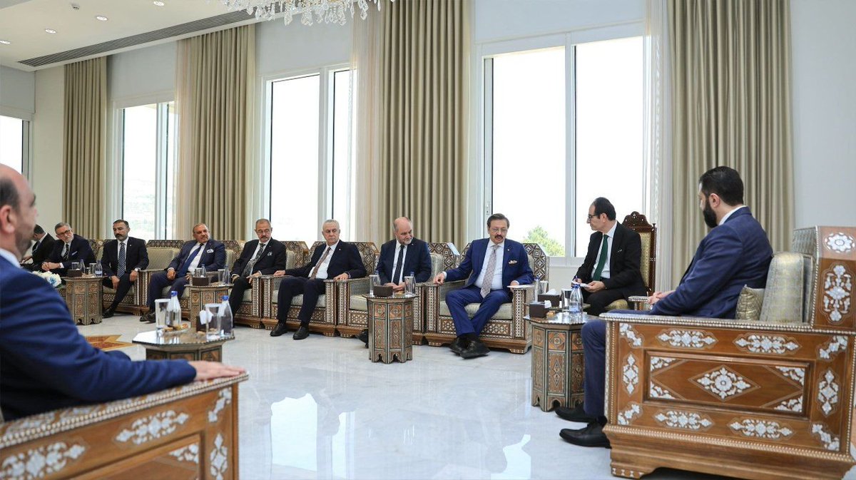 SyPresidency's tweet image. استقبل السيد أحمد الشرع، رئيس الجمهورية العربية السورية، وفدًا من اتحاد الغرف والبورصات السلعية في تركيا (TOBB)، برئاسة السيد رفعت حصارجيكلي أوغلو، رئيس اتحاد الغرف والبورصات التركية ورئيس الاتحاد العالمي للغرف (WCF)، وذلك في قصر الشعب بالعاصمة دمشق…