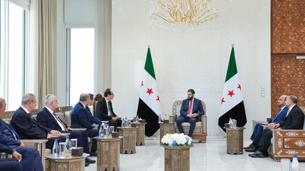SyPresidency's tweet image. استقبل السيد أحمد الشرع، رئيس الجمهورية العربية السورية، وفدًا من اتحاد الغرف والبورصات السلعية في تركيا (TOBB)، برئاسة السيد رفعت حصارجيكلي أوغلو، رئيس اتحاد الغرف والبورصات التركية ورئيس الاتحاد العالمي للغرف (WCF)، وذلك في قصر الشعب بالعاصمة دمشق…