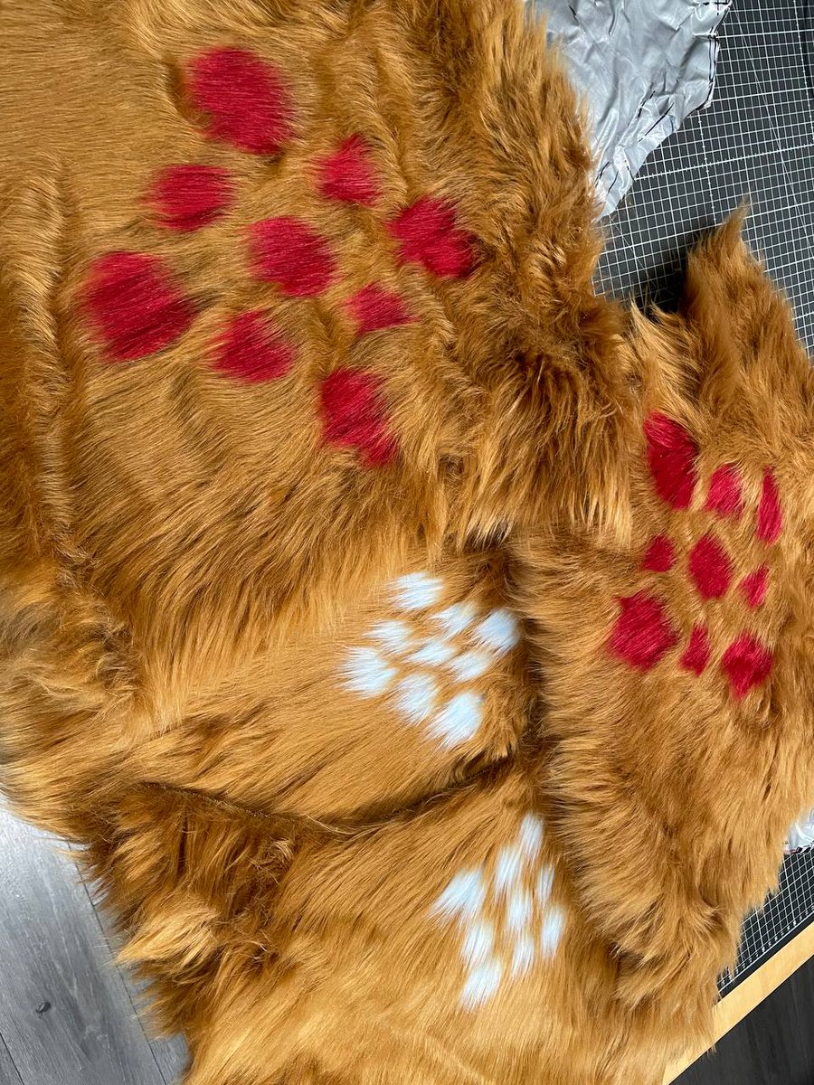 Spend all day sewing markings ^^ slow Progress, but Progress nonetheless

#fursuit #furryart #furry