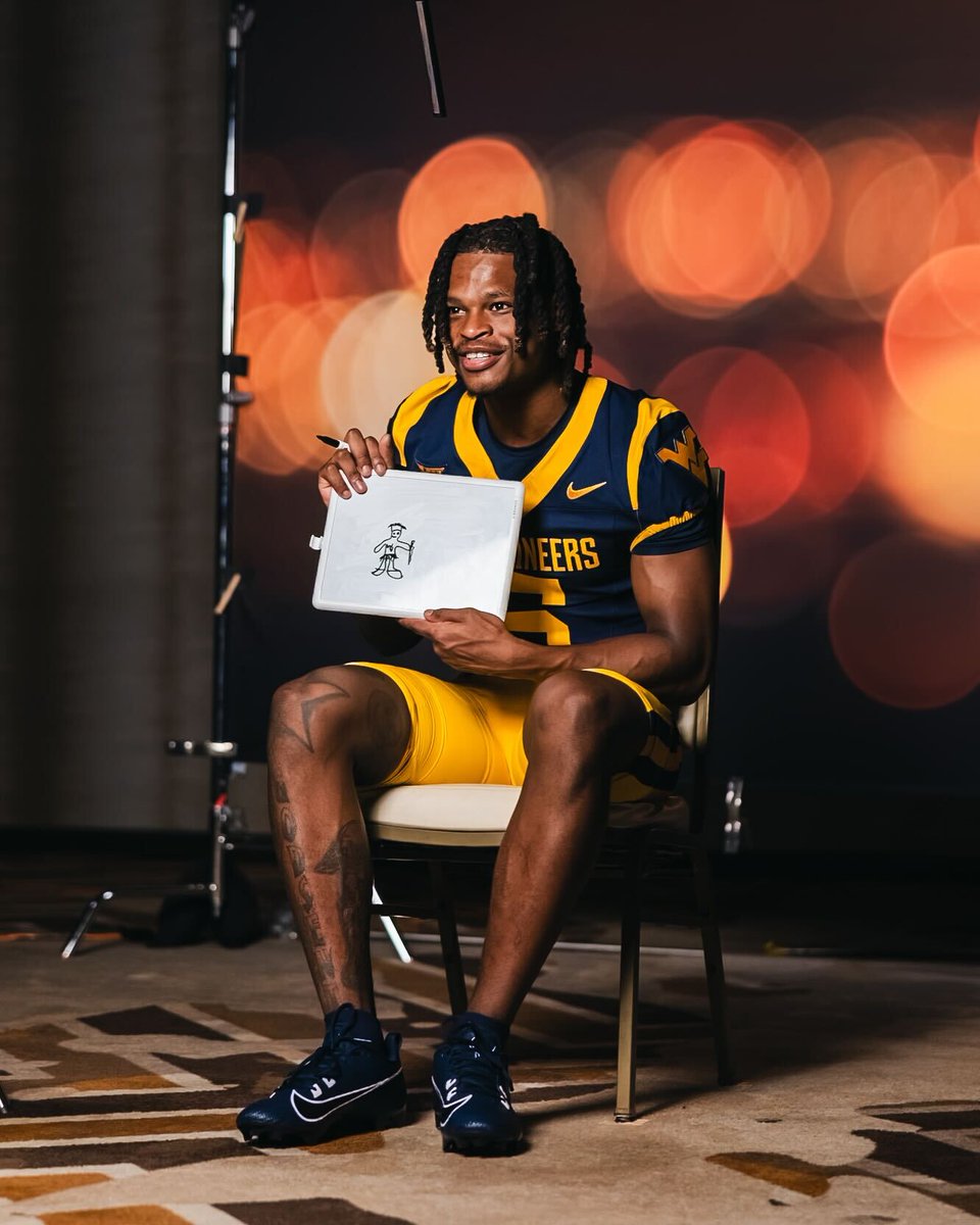 WVUfootball's tweet image. Who drew it better? ๐งโ๐จ
@LandenLivingst1 or @thejadenbray