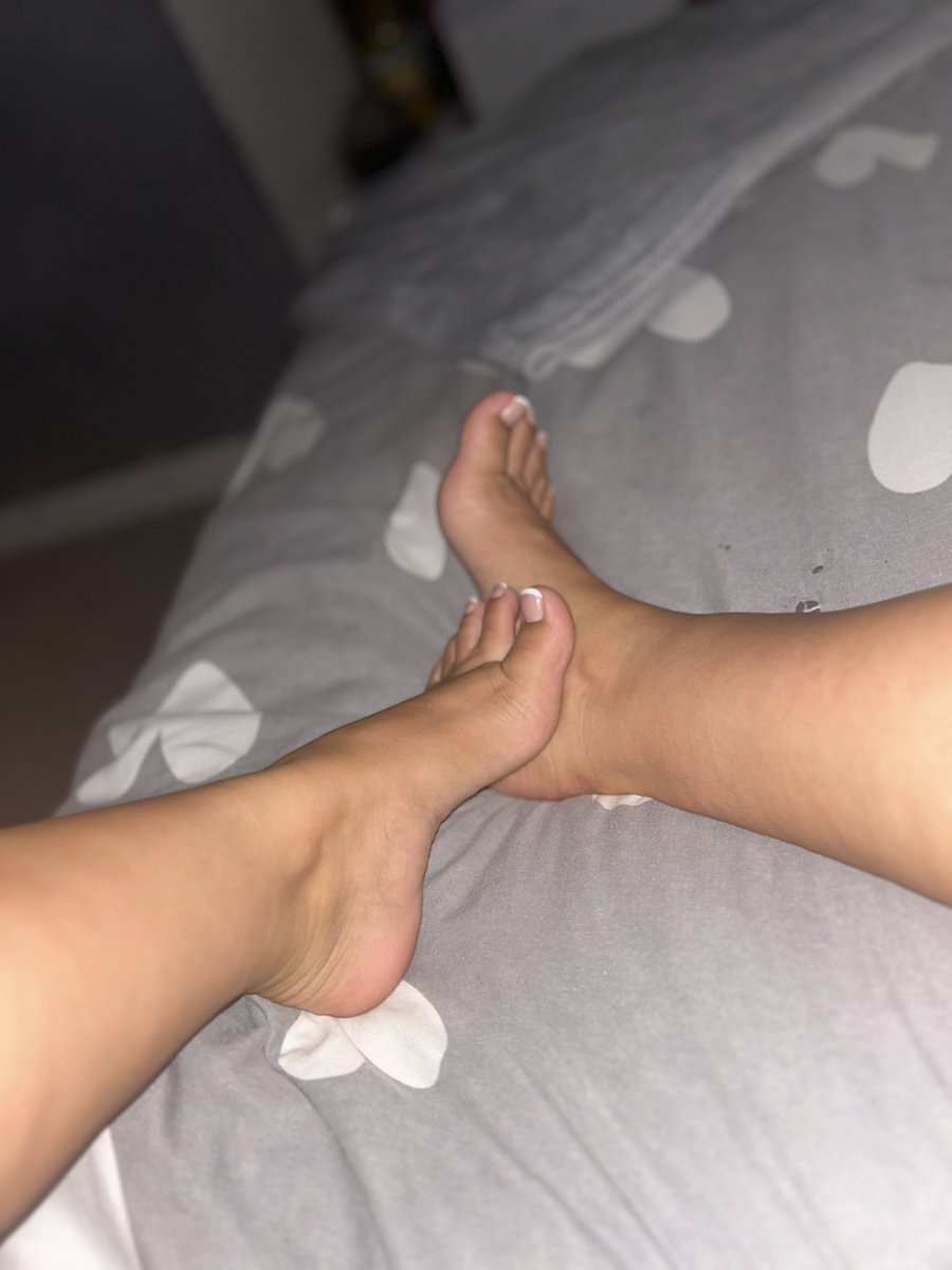 Do you ever fantasise about sniffing and worshipping my beautiful feet… I’ll be waiting to see who messages me❤️‍🔥🤪😈

#feetworshi̇p #feetfetısh #feetmodel #soles #beauty #footjob