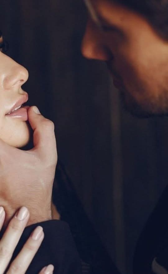انا كالمدمن لا أكف عن تعاطيها وهي كالخمر افقدتني  عقلي 😘❤️