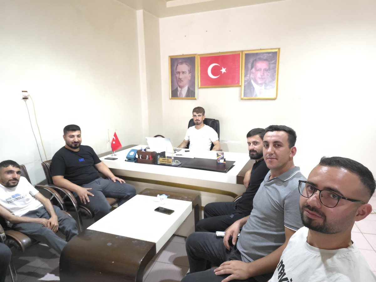 İlçe Gençlik kolları Başkanımız sn. Şeyhmus Yabu'nun katılımlarıyla haftalık yönetim kurulu toplantımızı gerçekleştirdik.

 Partimize yapacağımız hizmetleri ve genel gündeme dair konuları ele  alarak istişarelerde bulunduk.

Toplantımızın hayırlara vesile olmasını diliyoruz.