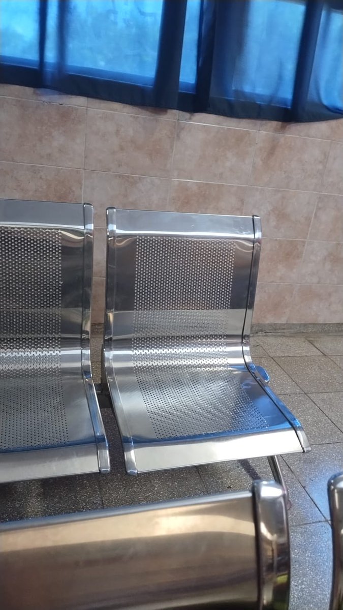Consulta Externa del Hospital Hnos. Ameijeiras, La Habana.
Sin ventanas, sin aire acondicionado. Literalmente un sauna.
Inhumano para pacientes y trabajadores.
Además, en muchos hospitales han puesto este mobiliario incómodo. Si te recuestas, te resbalas como una canal. 😅