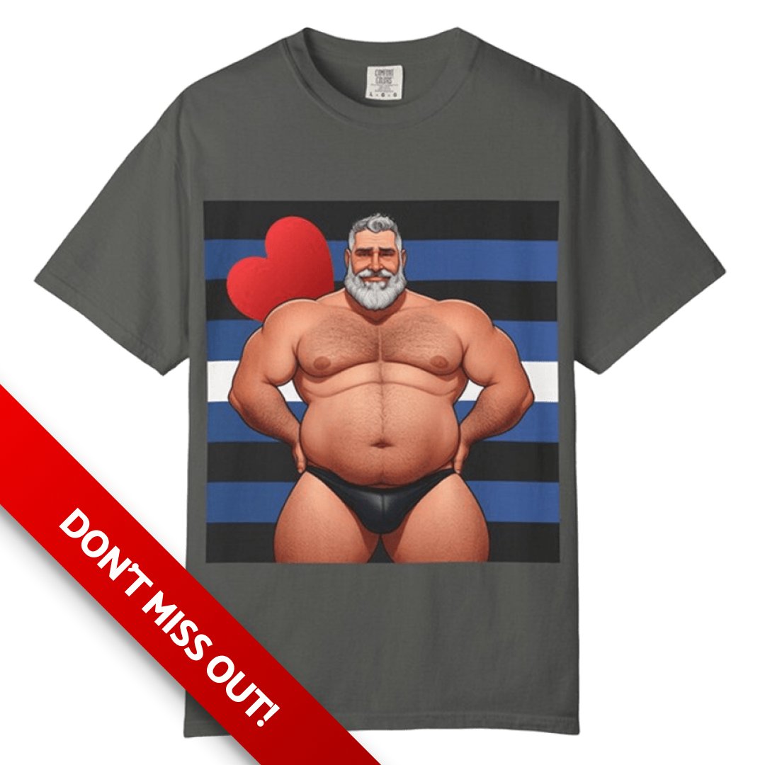 ReignBeaux_Lux's tweet photo. Bryce isn’t loud—he’s loaded. This tee delivers full impact. 🎯 https://t.co/9dRNS3T3CN
 #leatherpridewear #fetishicon #queerpluswear #gaydaddygear #bearfashiondaily https://t.co/H4fbwCwF6Y