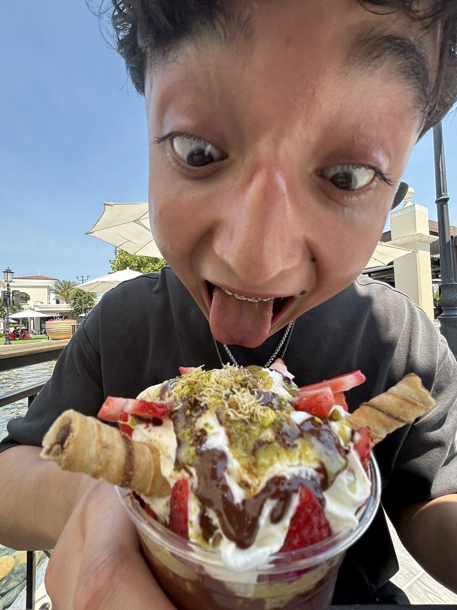helloqueti's tweet photo. $20 erewon strawberry dubai chocolate double 24k carat gold labubu matcha latte rave party, make it love island !! clock  it https://t.co/OlGal3kQF4