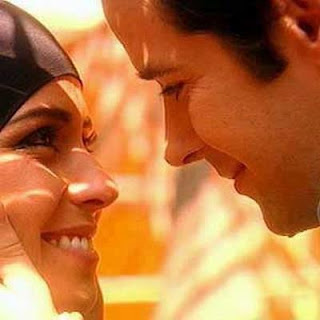 هل من ضوء عينيها شفقي
و نامت فوق مهجته 
شوق قلبي يا قلبي 
شفتيها من البوح تغمرني
تنعش الروح
عزفها الحلو رطب يسكرني
و مزج دمي بدمها يوهج ثورتي
هل من روح همستها ولعي
أنتقي من مداركِ صحوتي
تتبلور في عمق عمقها 
سحب يانعة
تصفو السحب بالمطر
والمطر بالعبق يغسلني