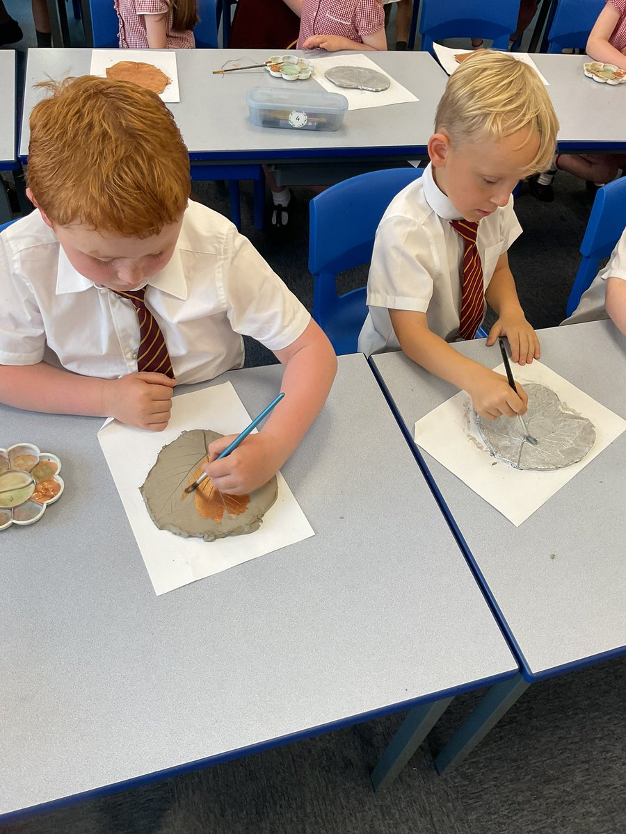 PDA_Y1's tweet image. We painted our clay leaf plates today! The leaf print really stands out now that we have painted them with some lovely, shiny paint! 🍃 #pdaart