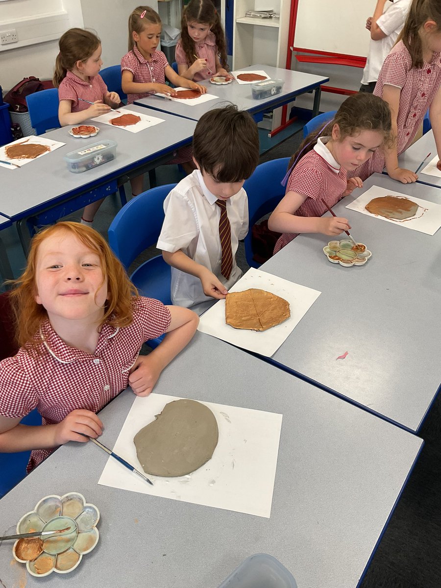 PDA_Y1's tweet image. We painted our clay leaf plates today! The leaf print really stands out now that we have painted them with some lovely, shiny paint! 🍃 #pdaart