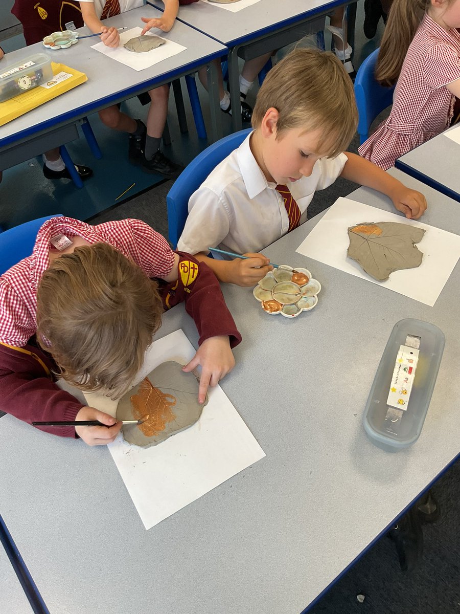 PDA_Y1's tweet image. We painted our clay leaf plates today! The leaf print really stands out now that we have painted them with some lovely, shiny paint! 🍃 #pdaart