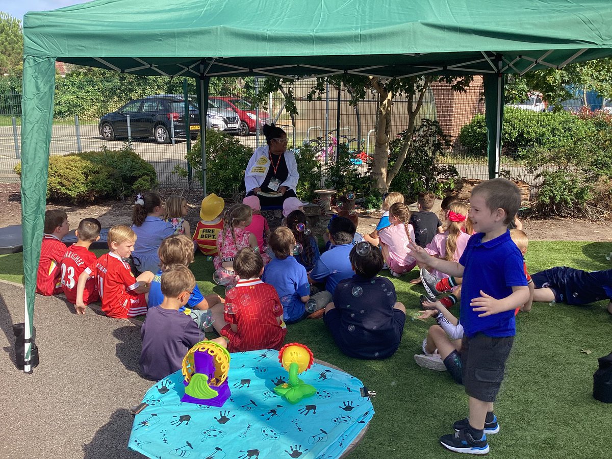 Books and bubbles this morning 📖 🫧#HBCherry #HBWillow #HBReading #readingforpleasure