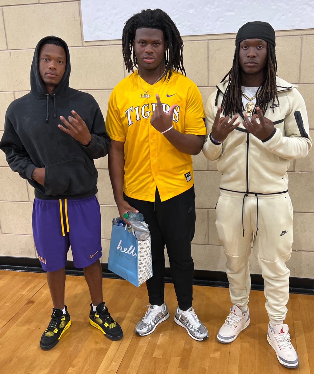 4-star Central BR (La.) LB JaMichael Garrett pictured with newly committed Lamar Brown and current #LSU LB Keylan Moses at Brown’s commitment ceremony today.

No summer OV, but Garrett has made multiple visits to campus over this summer.
