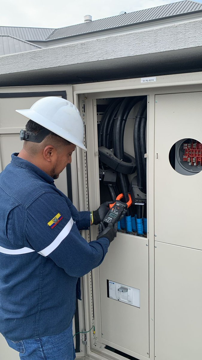 CNEL_EP's tweet photo. ✅ GUAYAS

#CNELEP ejecutó un operativo de control por pérdidas de energía en plazas comerciales de la vía a Samborondón, en el cantón Samborondón. Como resultado, en varios locales de Plaza Moderna, Mármol Plaza y Batán Town Center se retiraron conexiones directas no autorizadas y se normalizó el servicio eléctrico a los usuarios con factibilidad aprobada.

Estas acciones se realizan de manera paulatina con el objetivo de garantizar un suministro confiable y eficiente para los clientes.