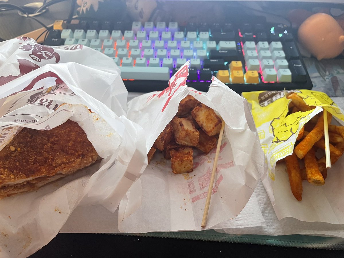 半夜起床怒吃一波 超餓😡