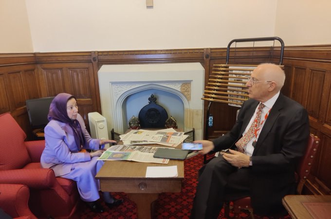 #فوری 
لرد الکس کارلایل،عضو برجسته مجلس اعیان انگلستان،در دیدار با خانم دولت نوروزی، نماینده شورای ملی مقاومت در بریتانیا، تأکید کرد: در حالی که مردم ایران برای بازپس‌گیری کشورشان از چنگ استبداد می‌جنگند، ایستادن در کنار آن‌ها هم عادلانه است و هم هوشمندانه
#آری_به_جمهوری_دمکراتیک