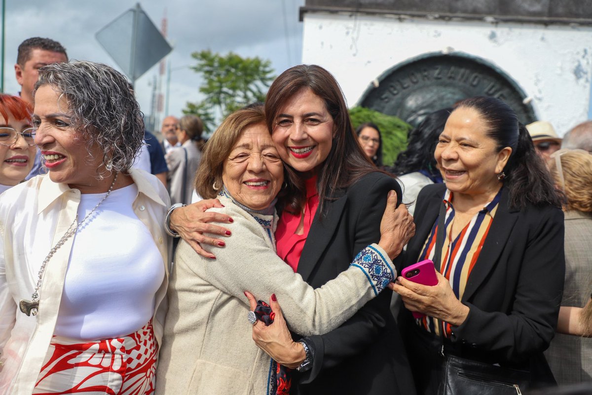 GabyMolinaMX's tweet photo. (1/3) 🕊️ Hoy nos reunió la memoria de una mujer que, sin haber buscado los reflectores del poder, supo caminar con dignidad, convicción y firmeza por los pasillos de la historia: doña Amalia Solórzano Bravo. 🙋‍♀️

👉 En esta conmemoración de su natalicio, la compañera de vida del… https://t.co/HV2QfZlxgu