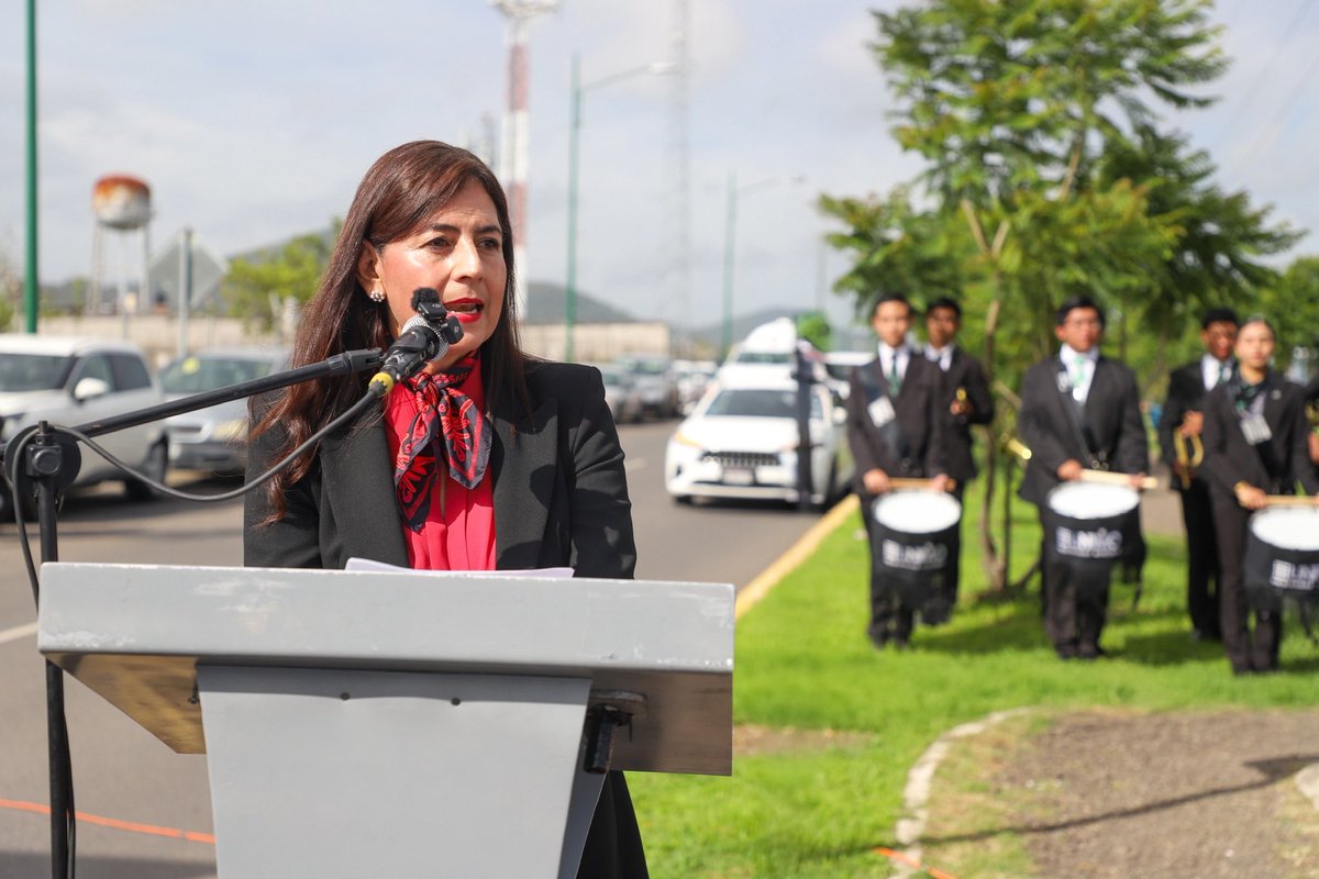 GabyMolinaMX's tweet photo. (1/3) 🕊️ Hoy nos reunió la memoria de una mujer que, sin haber buscado los reflectores del poder, supo caminar con dignidad, convicción y firmeza por los pasillos de la historia: doña Amalia Solórzano Bravo. 🙋‍♀️

👉 En esta conmemoración de su natalicio, la compañera de vida del… https://t.co/HV2QfZlxgu