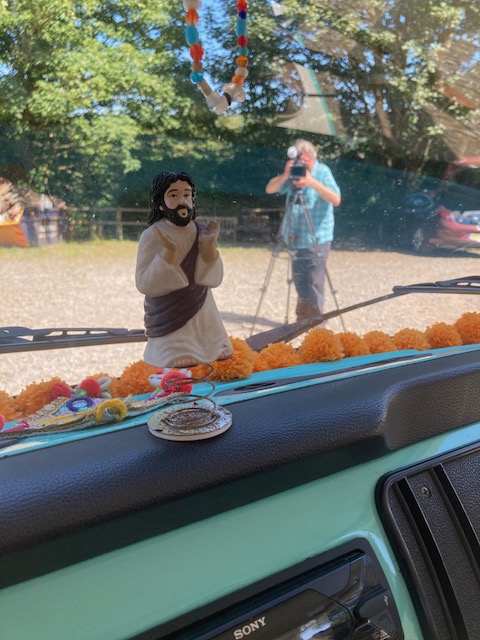 #BehindTheScenes filming with @stroudtimes   
This stunning 1973 VW T2 Pop Up Campervan with 1600cc engine, is coming up for auction on 16th July.  Estimate: £10,000 - £12,000. 
#auction #cotswolds #VW #vwcampervan #vdub #Volkswagen #classicvehicle #popup #plasticjesus