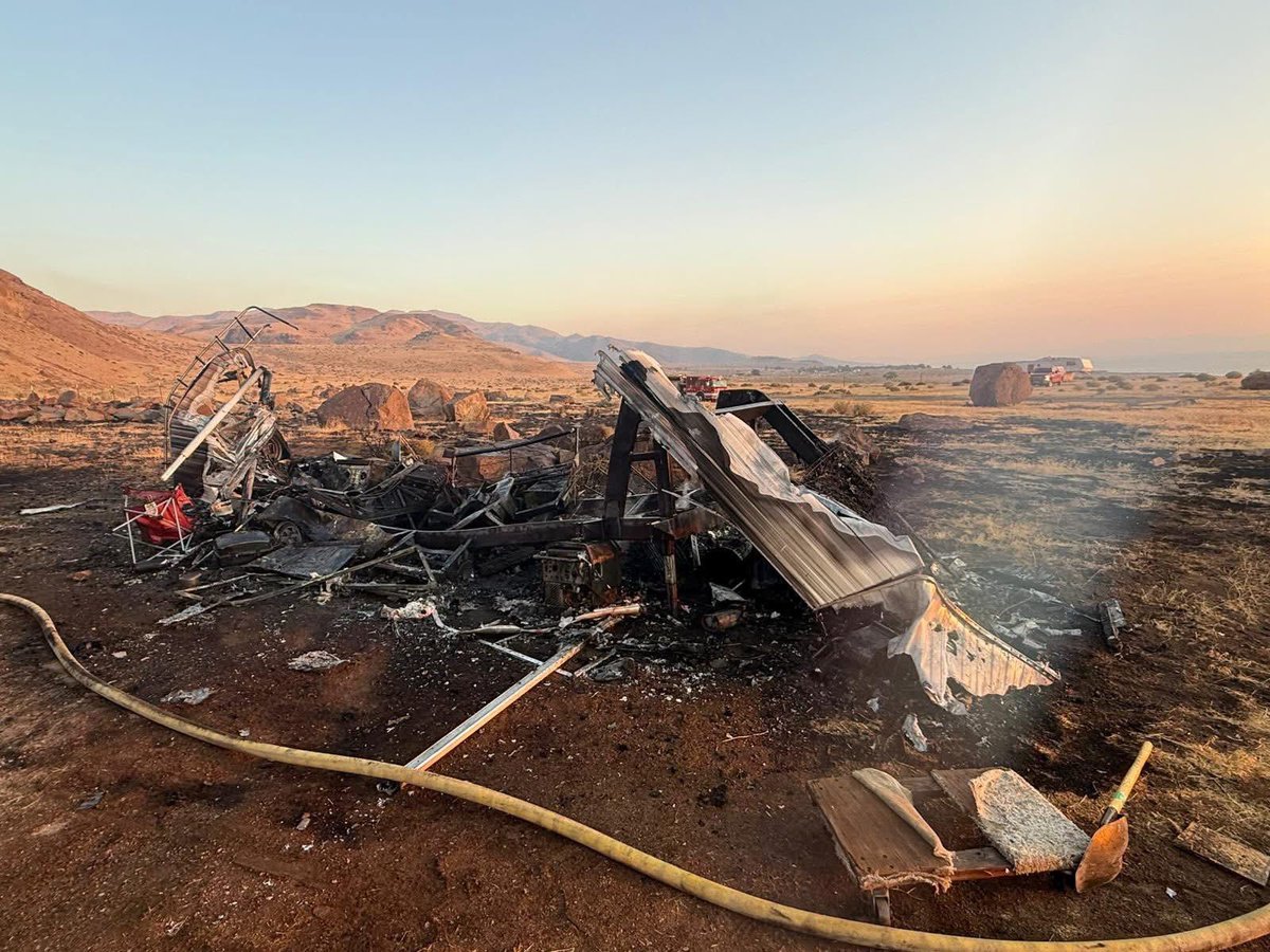 775times's tweet image. ⚠️Early this morning, #TMFR crews assisted Pyramid Lake Fire at SR 445 and Sutcliffe Dr. on an RV fire that spread into the wildland, contained to 1.3 acres. No injuries reported. 📸 @tmfpd
