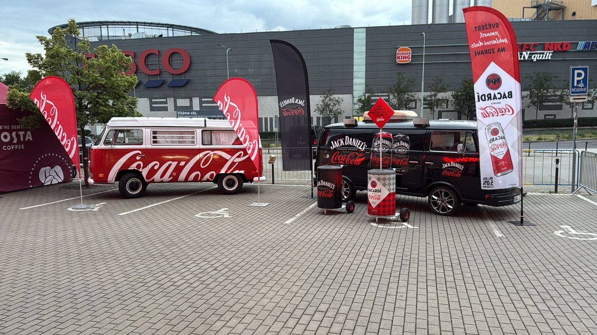 Hadejte, kdo bude zitra na tiskove konferenci v 9.30 predstaven jako novy partner Slavie? Napoveda - kamion prijede pred Eden v prosinci. ❤️🤍