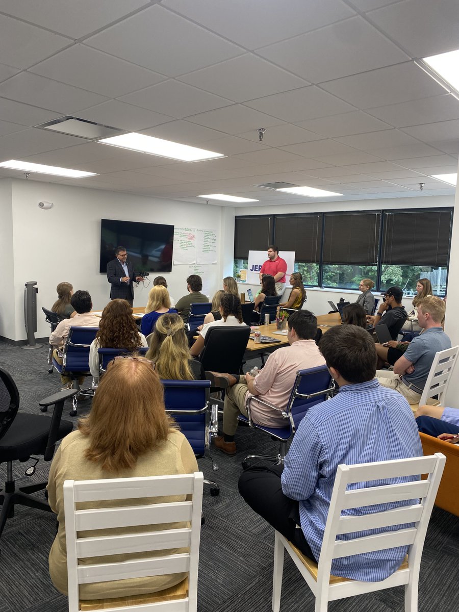Jrsy1st's tweet image. Today we had the pleasure of welcoming Senator Bucco to our office! His passion for NJ was clear as we talked about economic growth, workforce innovation, and transparency in gov. Huge thanks to the Senator for taking the time to meet with our interns.
#Jersey1st #Interns