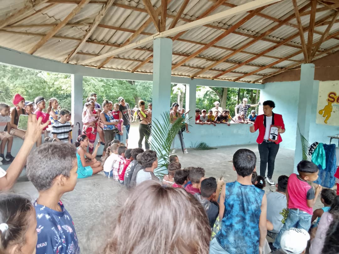 Y nos fuimos hasta las montañas de #BueyArriba en la #ProvinciaGranma donde se respira aire puro y un ambiente de humildad y solidaridad. Nuestro proyecto llegó a la comunidad de San Antonio. Llegamos con el objetivo de ofrecer nuestro arte y nuestro amor.