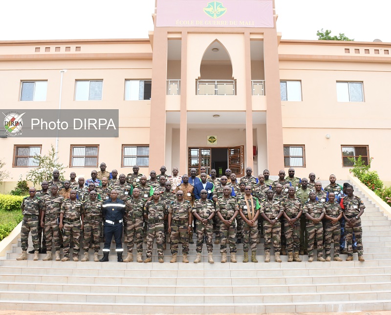 DirpaFa's tweet image. Le Chef d’État-major Général des Armées, le Général de Division Oumar DIARRA, a honoré de sa présence la Journée VIP, le jeudi 10 juillet 2025, organisée à l’École de Guerre du Mali.
Lire la suite sur le site fama.ml : fama.ml/journee-vip-a-…