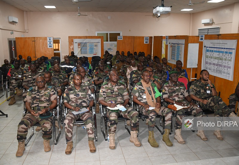 DirpaFa's tweet image. Le Chef d’État-major Général des Armées, le Général de Division Oumar DIARRA, a honoré de sa présence la Journée VIP, le jeudi 10 juillet 2025, organisée à l’École de Guerre du Mali.
Lire la suite sur le site fama.ml : fama.ml/journee-vip-a-…