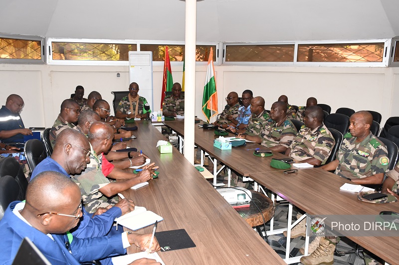 DirpaFa's tweet image. Le Chef d’État-major Général des Armées, le Général de Division Oumar DIARRA, a honoré de sa présence la Journée VIP, le jeudi 10 juillet 2025, organisée à l’École de Guerre du Mali.
Lire la suite sur le site fama.ml : fama.ml/journee-vip-a-…