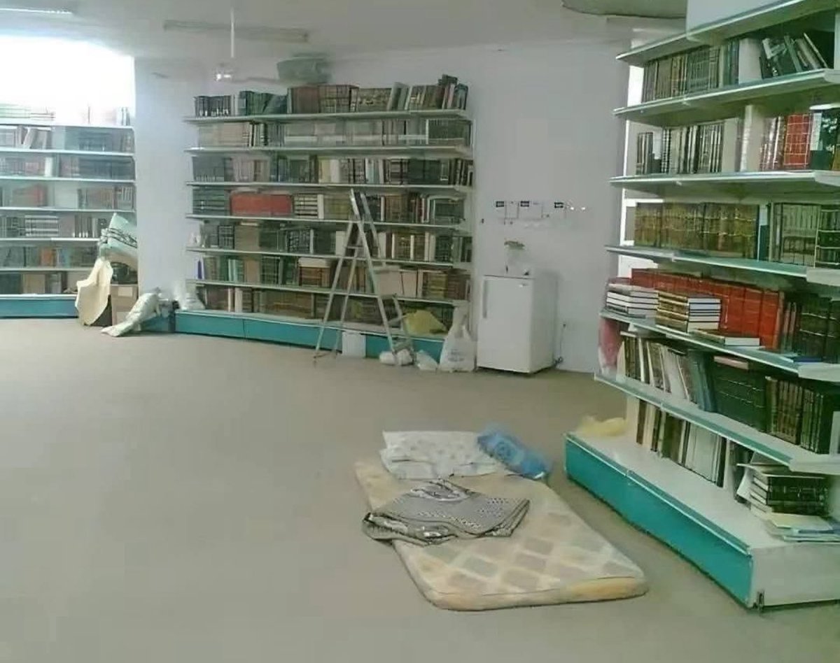 👉🏼 Des photos de chez cheikh Rabi’, ceux qui sont déjà allés chez le cheikh connaissent la réalité de l’ascétisme de nos savants, ne vous faites pas duper par les rumeurs, les calomnies et les aboiement des chiens de l’enfer qui dénigrent les savants salafis les traitants de