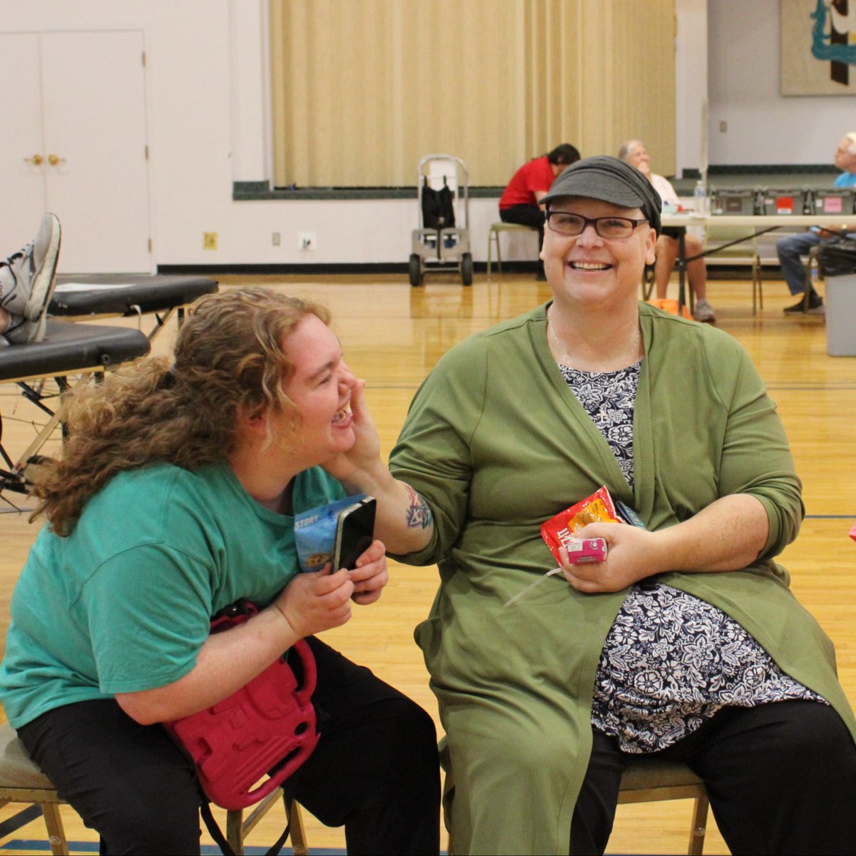 RedCrossCasc's tweet image. Why should you donate blood? Because of people like Rhonda Powell (on the right), a terminal lung cancer patient who's needed close to a dozen units of blood to live comfortably.
Rhonda was an avid blood donor and now she founds her on the other side of the coin. Her passion…