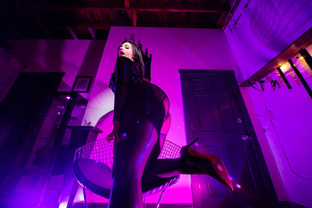 Obedience is earned, not assumed. Would you pass my first test?👠⛓💘