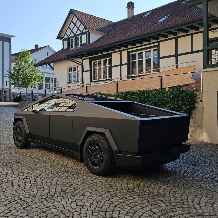 swisspixelcraft's tweet image. Will never regret wrapping my cybertruck all black 🥹