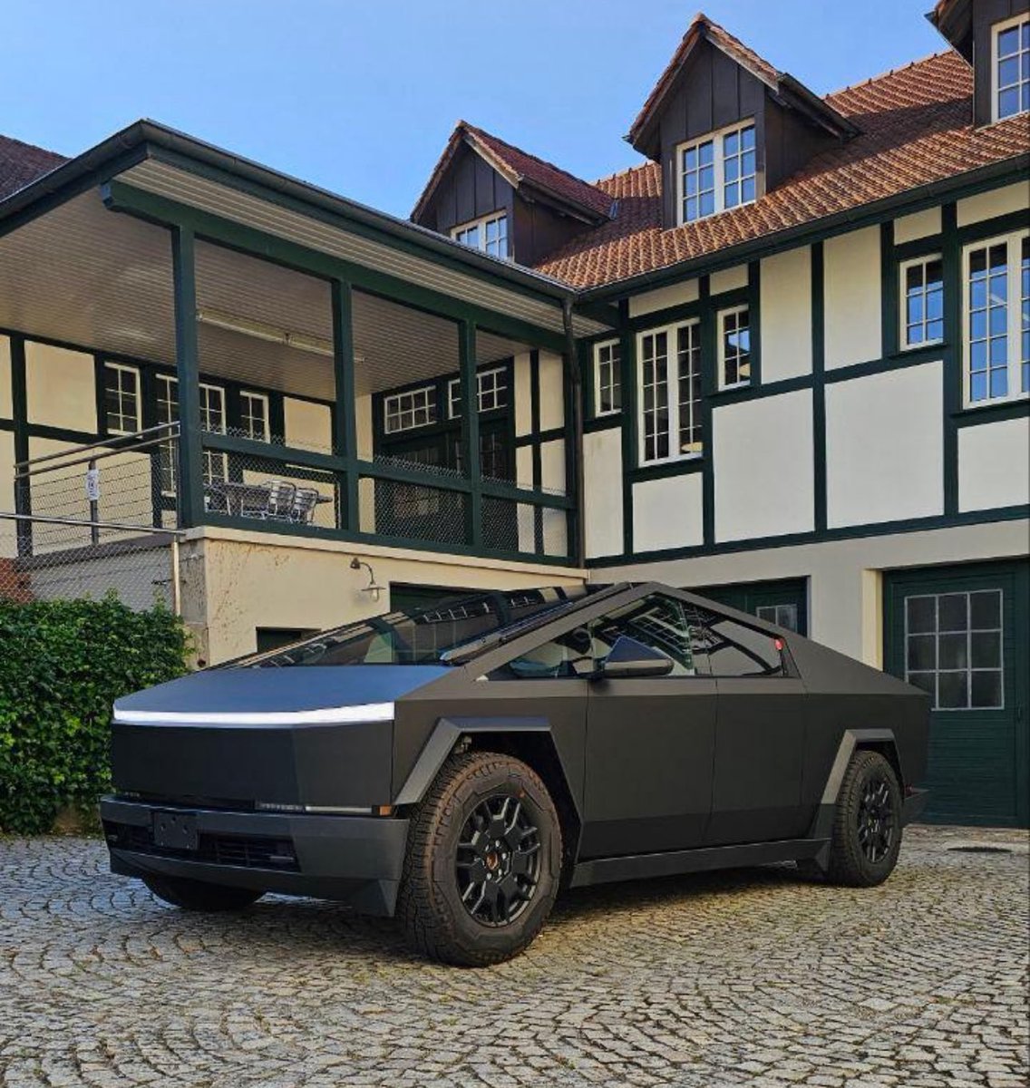 swisspixelcraft's tweet image. Will never regret wrapping my cybertruck all black 🥹