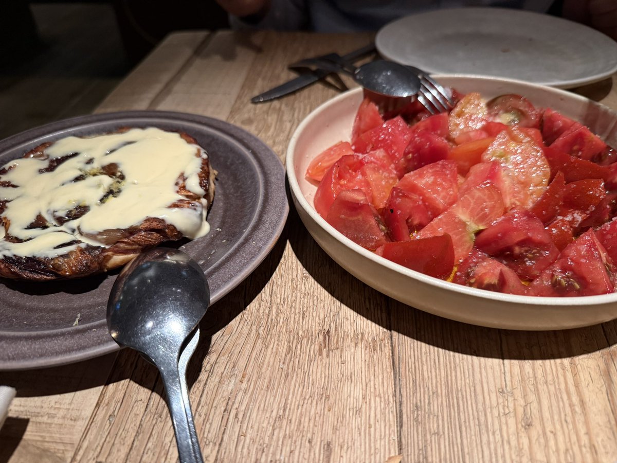 JavierInfanteB's tweet image. Haramboure. Buen producto (magnífico el mero) con buen punto en la parrilla es siempre un sí muy grande, y creo que las raciones están bien ajustadas a precios y calidad. Pero pagar 90/pax en diminutas mesas sin mantel pegadas unas a otras me cuesta. Madrid se me queda grande.