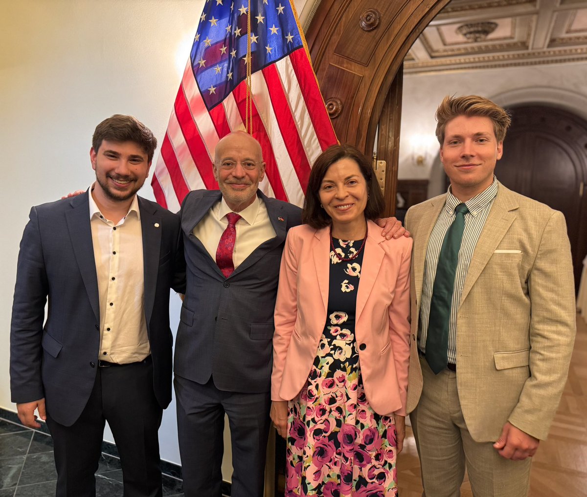 Once again, the U.S. Embassy’s @USBotschaft State Alumni Reception, hosted by Chargé d’Affaires, a.i. Alan Meltzer and Anna Meltzer, was a wonderful event. Not only to meet old friends and make new connections, but also to demonstrate - across generations - our conviction in