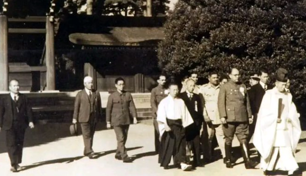Rare pic of Netaji Subhas Chandra Bose in Thailand.
He was warmly received by the Thai leadership.
To this day, the Thai government displays a portrait of Netaji in their office — a symbol of respect.
This reflects the deep-rooted India–Thailand ties initiated by Netaji himself.