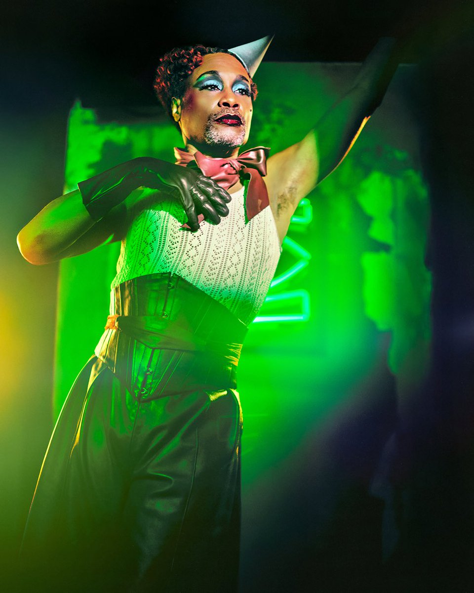 kitkatclubnyc's tweet image. The Kit Kat Club is proud to present Emmy Award, GRAMMY Award and three-time Tony Award® winner @theebillyporter Porter as Broadway’s final Emcee. See him from July 22 for 13 weeks only.
📸: Gina Manning