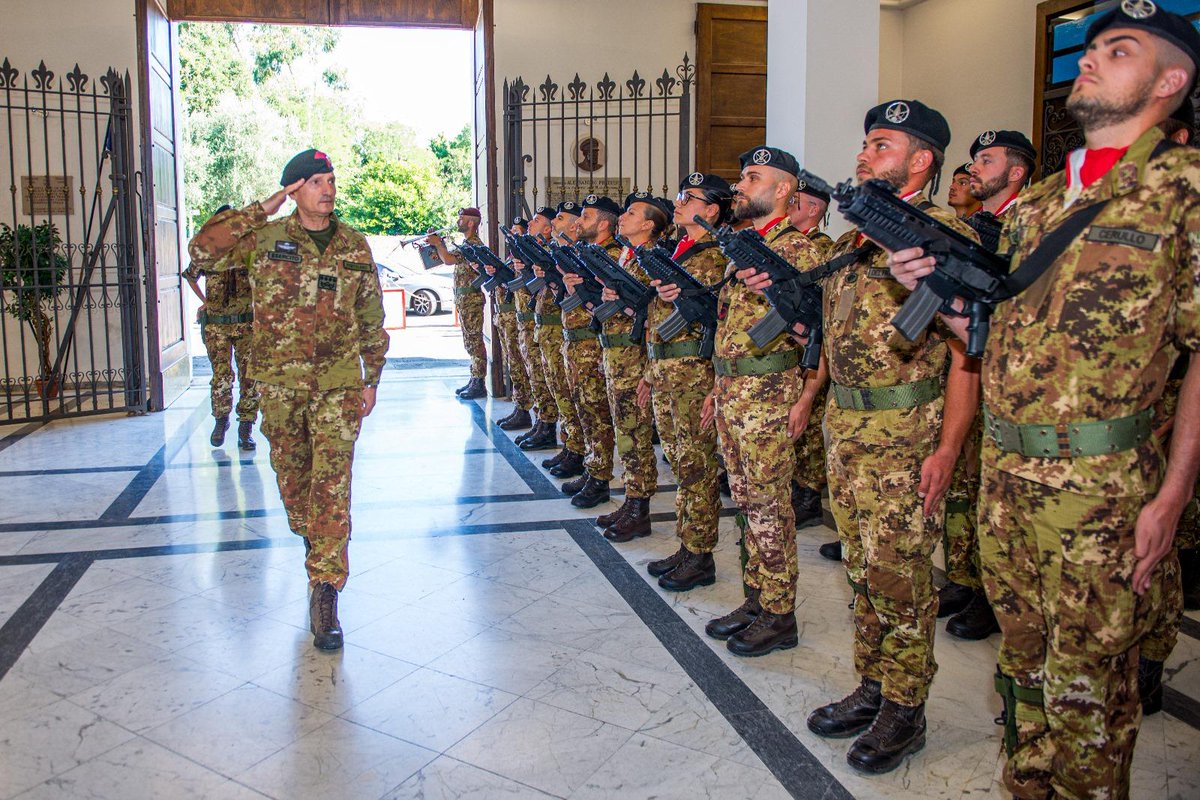 Il Capo SMD Gen. #Portolano alla cerimonia dell'alzabandiera (flag-raising) che sancisce la trasformazione della Divisione Vittorio Veneto dell’#Esercito Italiano in Multinational Division South, unità fondamentale della #NATO 
#ForzeArmate🇮🇹